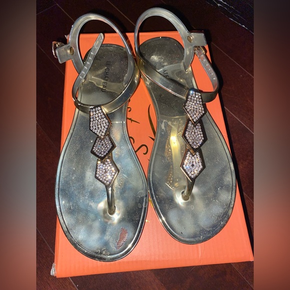 Le Chateaux Gold Sandals! - Picture 1 of 1